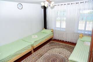 Отели типа «постель и завтрак» Sonun Hostel Каракол Общий номер для мужчин и женщин-1