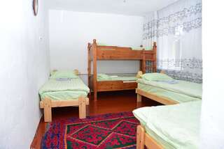 Отели типа «постель и завтрак» Sonun Hostel Каракол Общий номер для мужчин и женщин-1