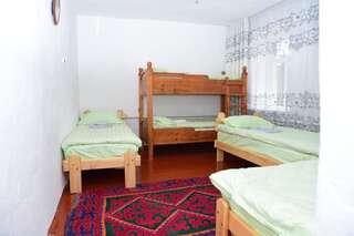 Отели типа «постель и завтрак» Sonun Hostel Каракол Общий номер для мужчин и женщин-7