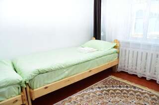 Отели типа «постель и завтрак» Sonun Hostel Каракол Общий номер для мужчин и женщин-8
