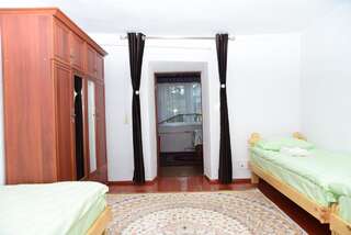 Отели типа «постель и завтрак» Sonun Hostel Каракол Общий номер для мужчин и женщин-2