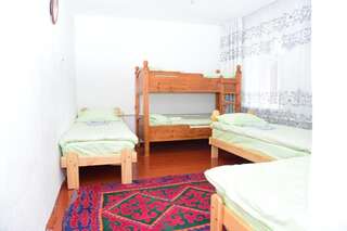Отели типа «постель и завтрак» Sonun Hostel Каракол Общий номер для мужчин и женщин-12
