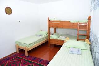 Отели типа «постель и завтрак» Sonun Hostel Каракол Общий номер для мужчин и женщин-2
